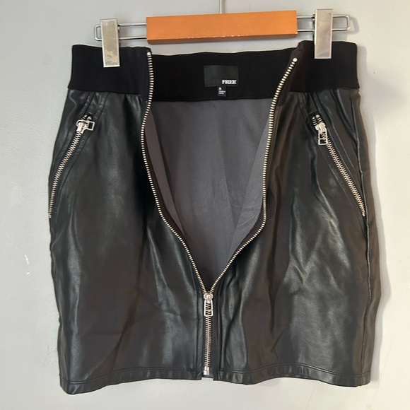 Wilfred Free faux leather zip up mini skirt. Women’s size 6. Great condition! - Picture 2 of 5